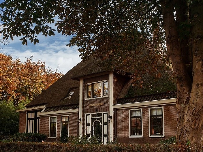 Egboetsvilla for 10 persons in a lovely village in the North of Holland surrounded by water and nature with a big garden and boat!
