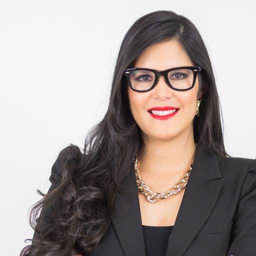 Publicista de profesión, fotógrafa de pasión. Hija, creyente y esposa.