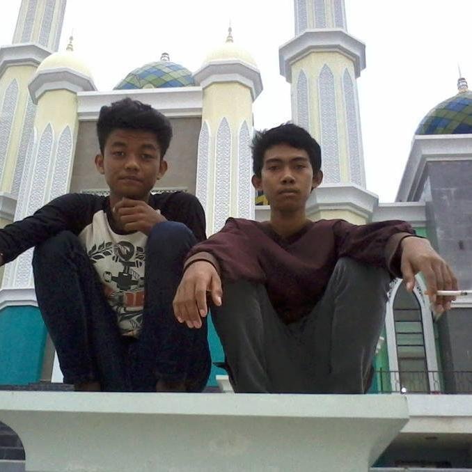 Jari Tengah Kepada Mereka yG Cuma Bisa Ngomong Doang
Katakan Pula Pada Mereka Untuk Apa Berjanji Jika Ahirnya Diingkari ..........