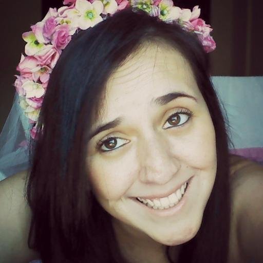 Tímida, delicada e feminina. Ardente, direta e agressiva. Apaixonada, romântica, devotada. http://t.co/9bvNSkXnCu