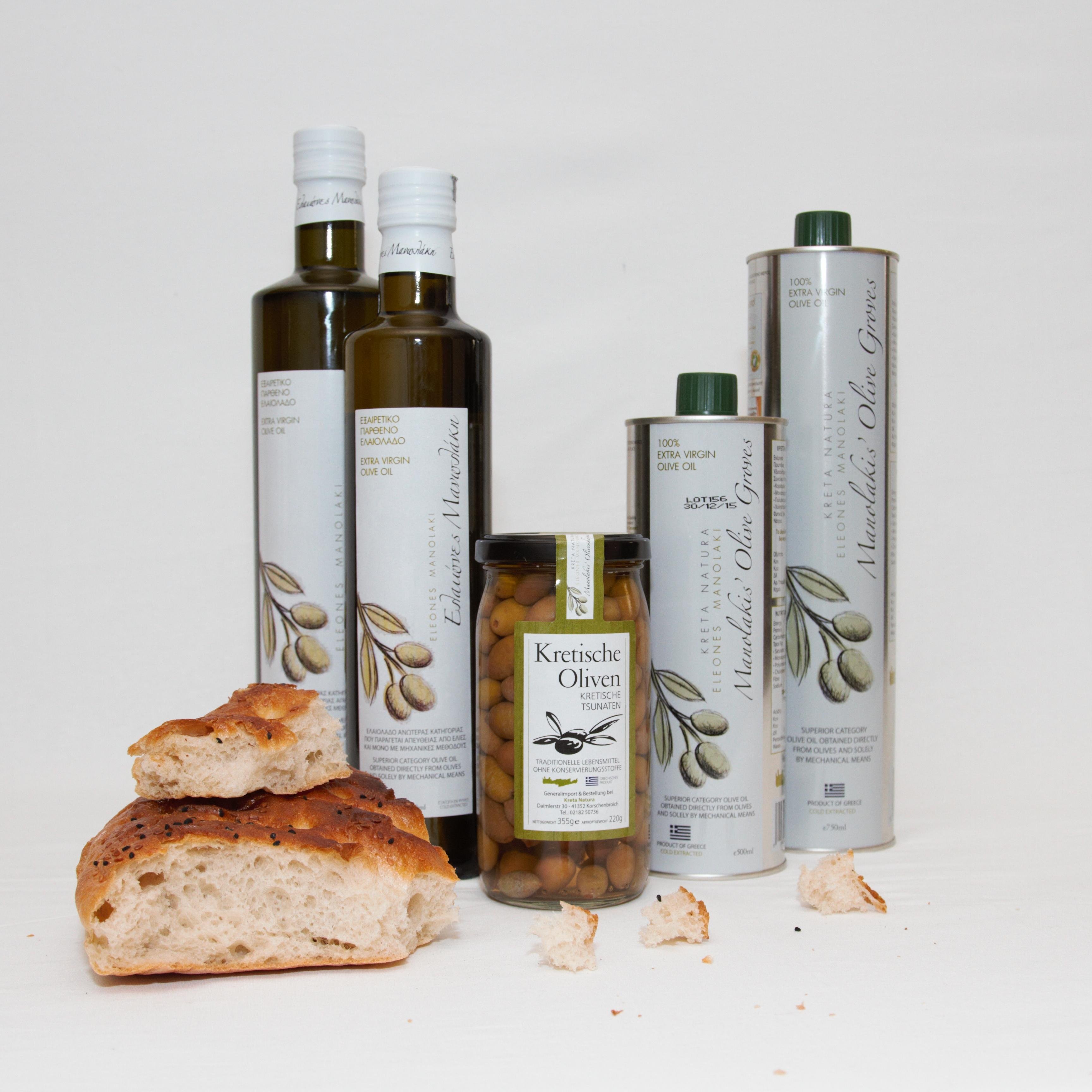 Olijfolie Manolakis Super Extra Vierge. Traditioneel geoogst op Kreta. De Grand Cru onder de olijfolie, zacht van smaak en puur voor salades, brood en te bakken