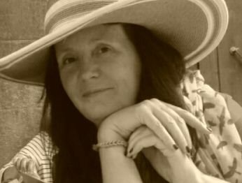 just an ordinary girl in an extraordinary world  trying to make a difference  Creative Arts Advocate /Christian girl Novice bee keeper Vintage Queen!