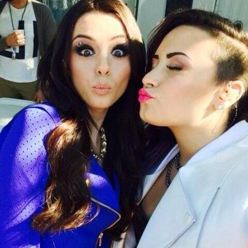 Fat fans stalkeando their idols to keep us .KISSES.