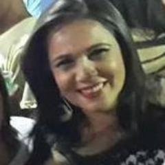 Simples,determinada,companheira, amiga e fiel. Luto com todas as forças para conseguir meus objetivos... Acredito em um Deus único, soberando e Rei.