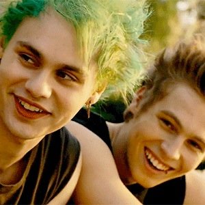 Some pictures of everyones favorite band ❤️