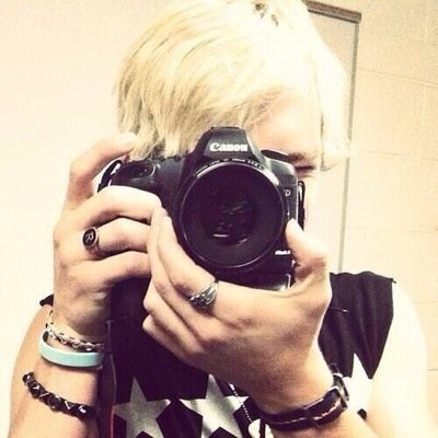 Hey! I'm Austin Moon! I like pancakes and stuffed animals! My best friend is @xoRydelMaryR5! My amazing girlfriend is @FakingAlliSimp! [RP-Taken]