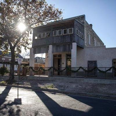 A laid back lounge in an historic building serving classic Texas barbecue and retro-inspired cocktails. **Closed Mondays**