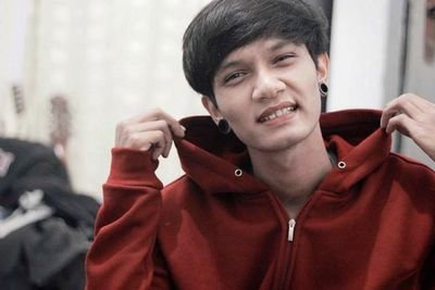 Ga harus pasang nama pacar kan disini?