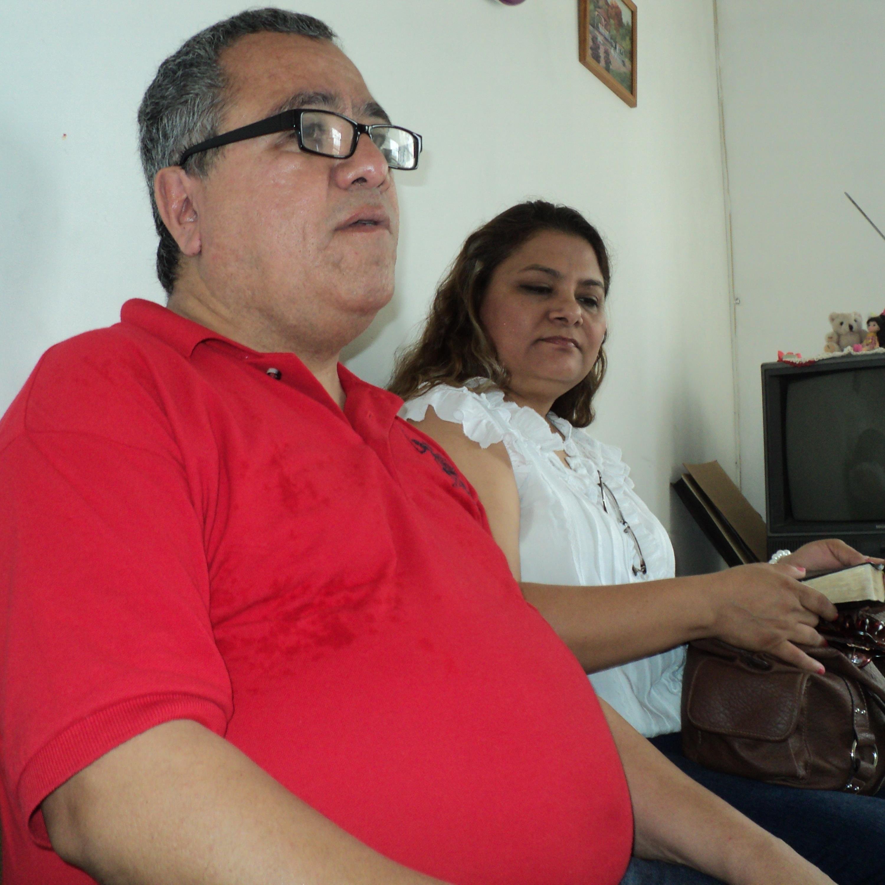 Nacido en Monterrey Nuevo León a finales de la década de los 50, teólogo de profesión, actualmente maestro de Ingles. Casado, con Angélica Castro G.