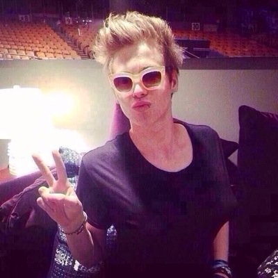 // just a girl that wants to save you because no one deserves to feel worthless //