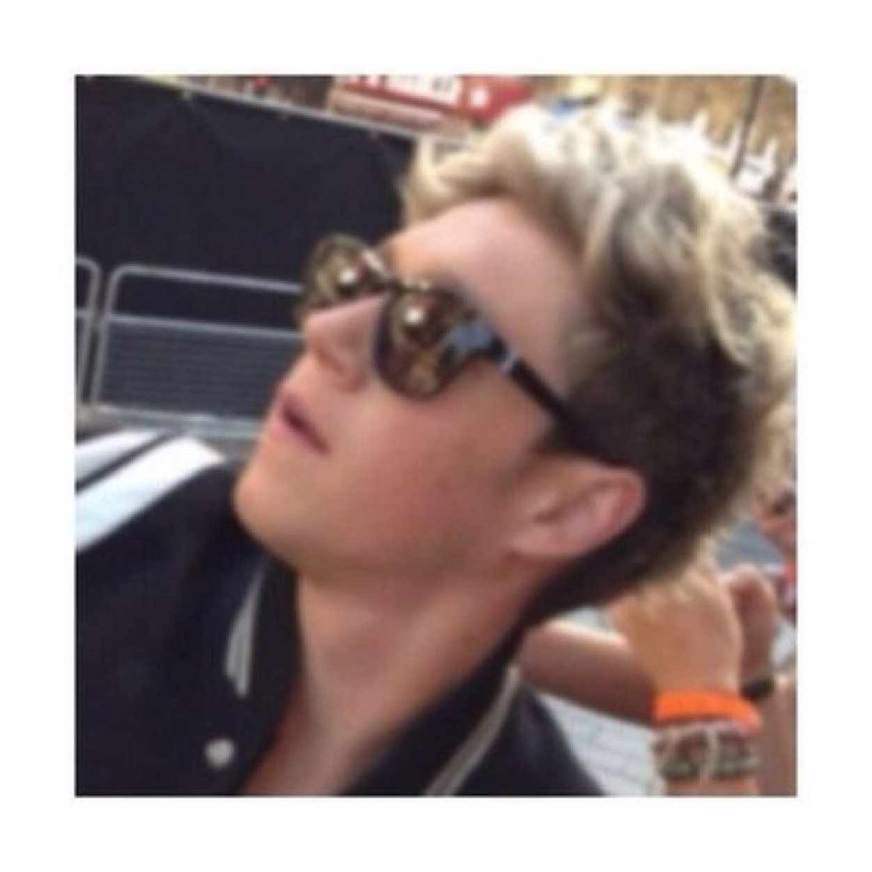 Free follow because ily :) please follow @noodlesstyles and ask for follow back :)