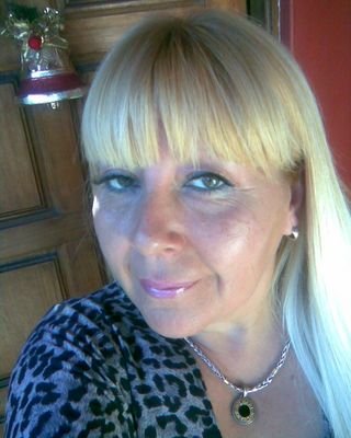 Soy una mujer positiva,Psicóloga Social,Acompañante Terapéutico.Trabajo,me gusta leer,el cine,viajar y tener amiga/os y vivir a full cada día .
