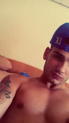 En la vida cada minuto es un milagro que no se repite. ♥ No le temo al enemigo que me ataca, sino al falso amigo que me abraza.