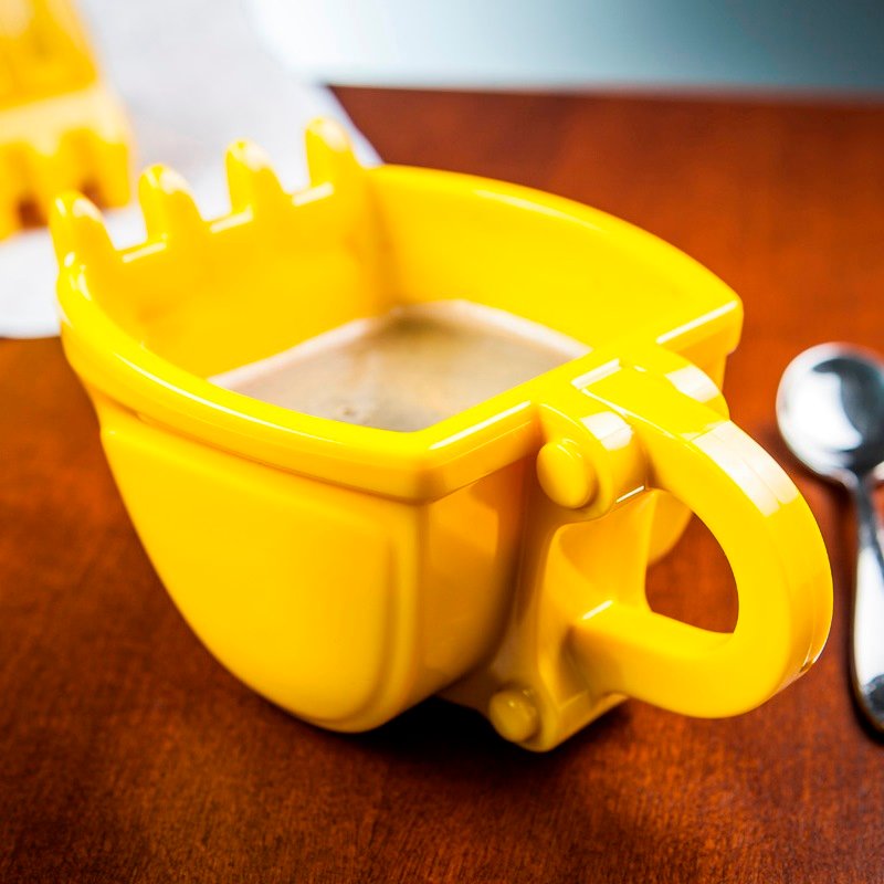 The incredible mug shaped like a digger shovel