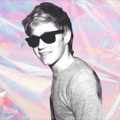 please follow @seasonalniall__! i follow back and if you tweet me a pretty picture of louis ill dm you to him!