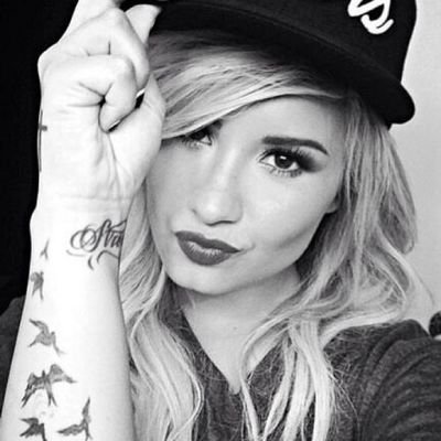 Brasilian,born Februery,18,2001.Fan proud of Demi Lovato,One direction and Justin Bieber