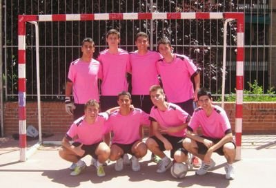 Grupo de colegas y equipo de fútbol.
Tu puedes clonialnos pero no tienes nuestros genes. Nos vamos a la disco casi todos los weekenes