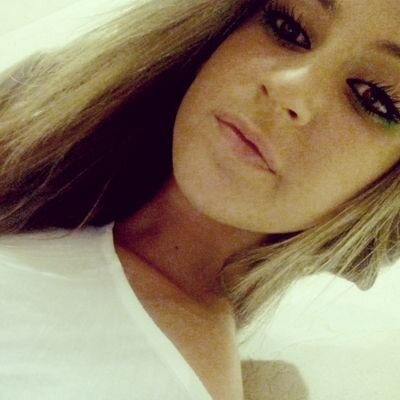 Buscas el amor de lo distinto sin saber que sin amor todos los besos son el mismo. RUBIAS16♔