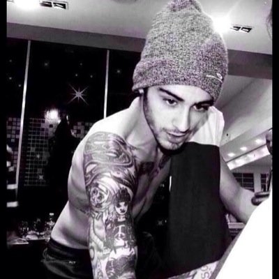 hey im zayn. hes the curly fella in the band thats mine. •@CelebStcr•BU account @twclxghtmccn•