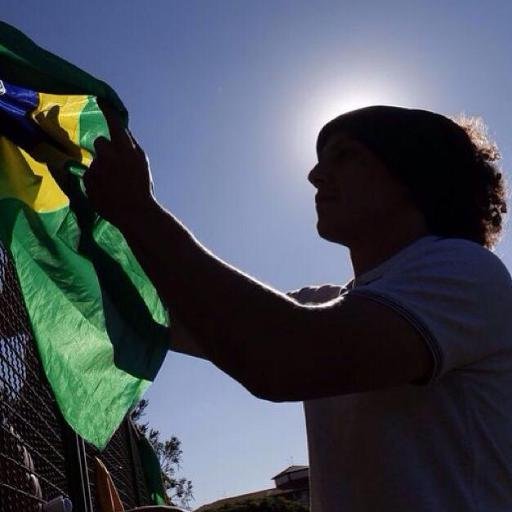 Todo o meu mundo gira em torno de achar maneiras para te fazer sorrir. @ DavidLuiz_4 

Since:05/08/14