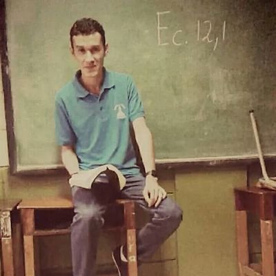 Alguien incomprendido en un mundo diverso; espiritual; comprometido con lo que considero justo, tratando de dar lo mejor de mí, al servicio de los demás.