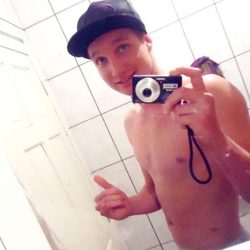 Nós gostamos de ROCK e somos loucos Eles fazem besteiras e são normais, Que vivam os loucos de boa cabeça E pela metamorfose da vida se tornem Maluco Beleza!!!