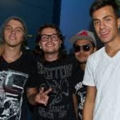 dizem q anjos tem asas mas vcs sao aprova q alguns n tem mais n fica triste n pois vcs sao os anjos mais lindo do universo@rockrestart