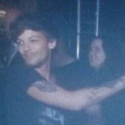LOUIS TOMLINSON FOLLOW ME AT @CALOUVIBES :))))))  bc i love u