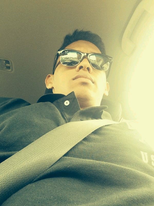 Joven Dominicano, creyente de Dios, emprendedor, competente del presente y del futuro lo cual me permite conocer el pasado y ser un útil en la vida.