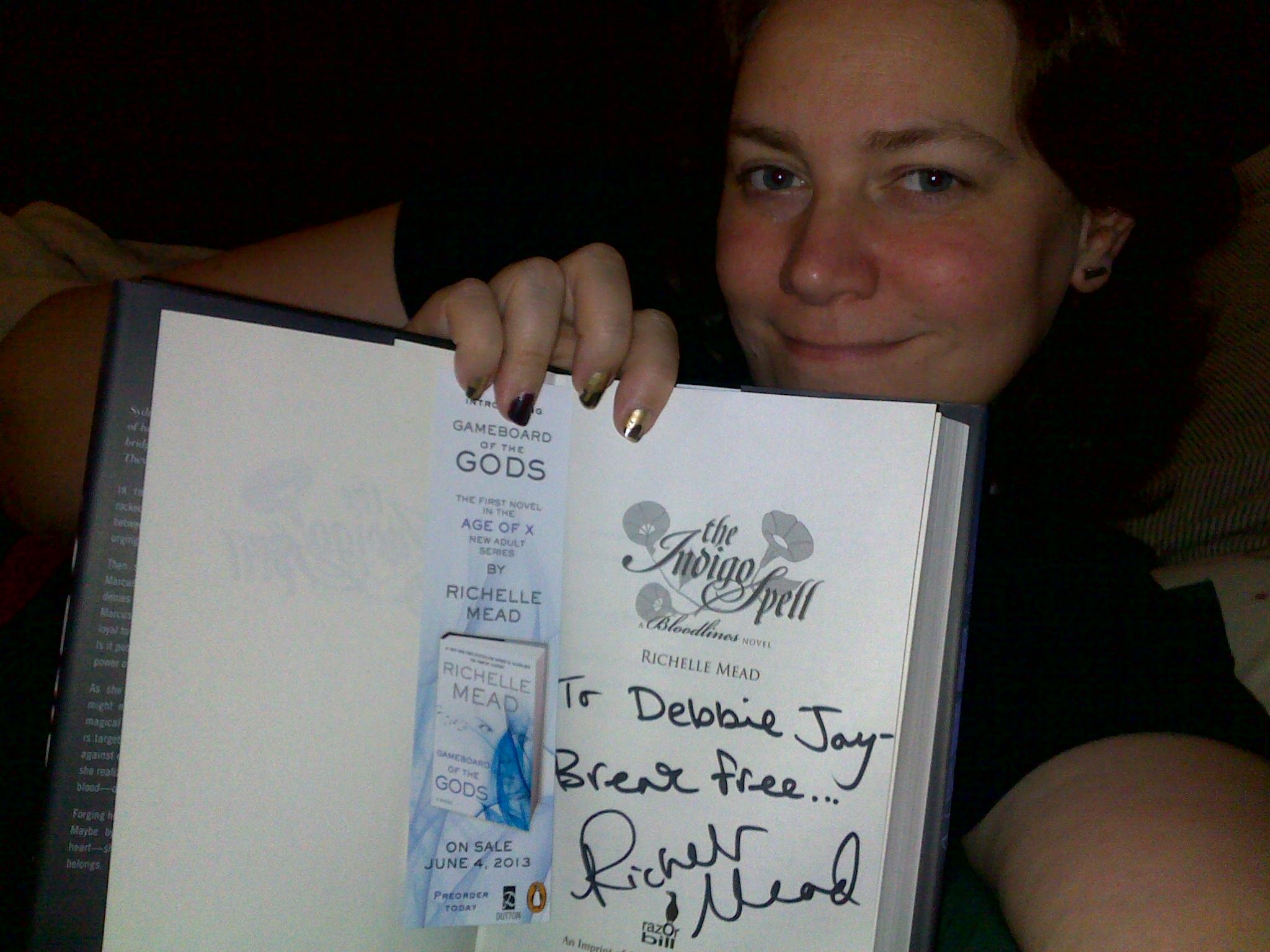 Bookaholic, dance mom that loves all things vampire.