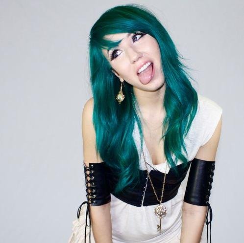 PrcttyAwkward's profile picture. yo..