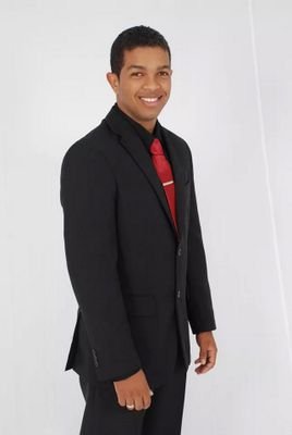 Sorridente, vou em busca dos meus sonhos, sou fiel e grato a Deus.
