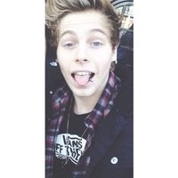 Hi I'm Luke. I'm in a band called 5sos with my 3  mates. I have a temper. @LexiHemmings_ is my little sister if you hurt her, I kill you.