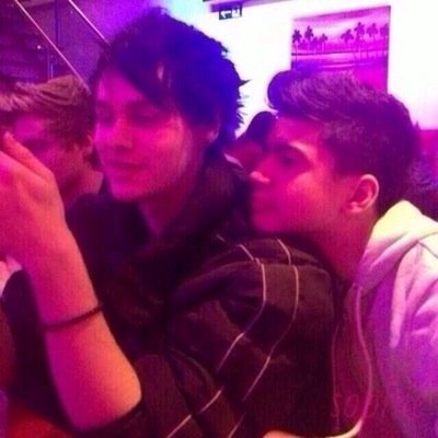 tweet @cybrluke a heart emoji for a dm to luke hemmings or an angel emoji for a dm to calum hood (u must be following her tho)