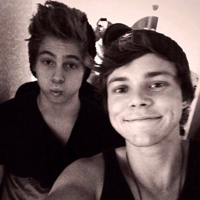 5secondiner & directioner I love 5seconds of summer and one direction I'mnot a lashton shipper i believe only in a true friendship.Anyway followme i follow back