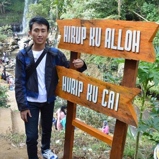 tidak berlebihan, tidak terlalu mengatur dan tidak terlalu over, yang penting saling pengertian, percaya, nyaman dan setia