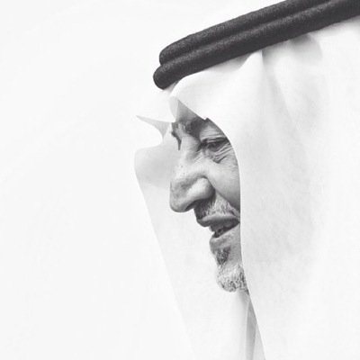 أصور معاناتي حروف وأبيات .. يلقى بها راعي الولع جاذبية .