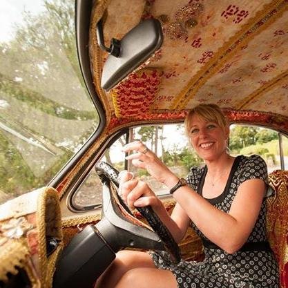 Hire this incredible 1950’s style vintage Indian Ambassador wedding car & driver Suzie👱🏼‍♀️for your wedding 🌸 Prettiest car in the Cotswolds 🌿 Est. 2010 🏛