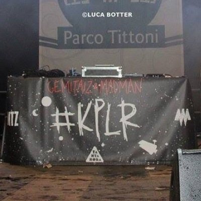una dea mi spegne la lampadina,mi lascia al buio,davanti al vuoto; mi dice giochiamo a chi salta prima..