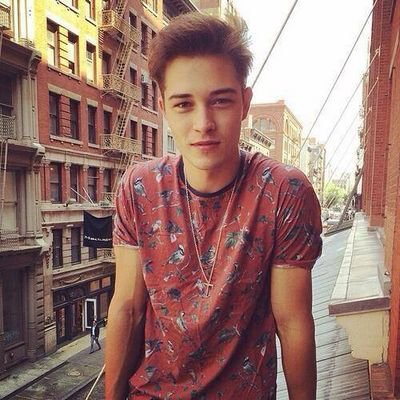 Fiancé avec Logan l'homme de ma vie, on vous slay.