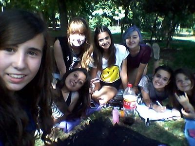 Grupo de fangirls. Stalkeando tu ídolo 24/7.