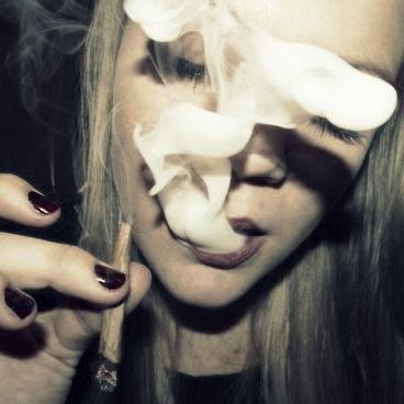 XIII´ Fumar weed como forma de vida dale otra calada, piensa, reflexiona, mira tu alrededor y olvida.´´