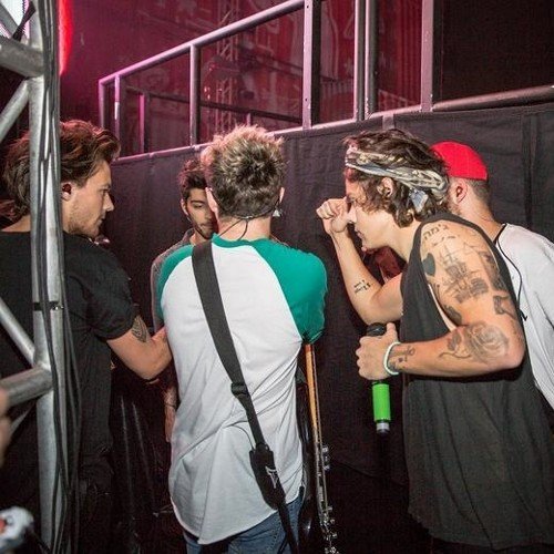 Cuenta oficial de apoyo a los chicos. Siempre aquí para sacarles una . Tenemos las mejores fans del mundo- @NiallOfficial .