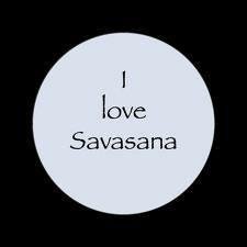 Savasana - die letzte Haltung einer jeden Yogasequenz. Sieht aus wie Schlafen. Ist es aber nicht! Savasana Yoga ist eine Gemeinschaft. Yoga für alle!