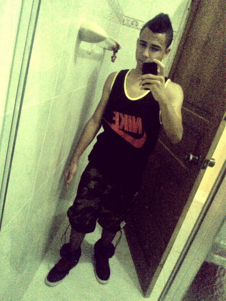olaa :) me gusta la musica , mi profecion en un futuro sera ser el mejor ingeniero en sistema , y me gustaria tocar un poco la fama :)