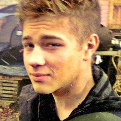 Older brother to @QuietDejection and younger brother to @FervidVixen_ 
|MV| |18|