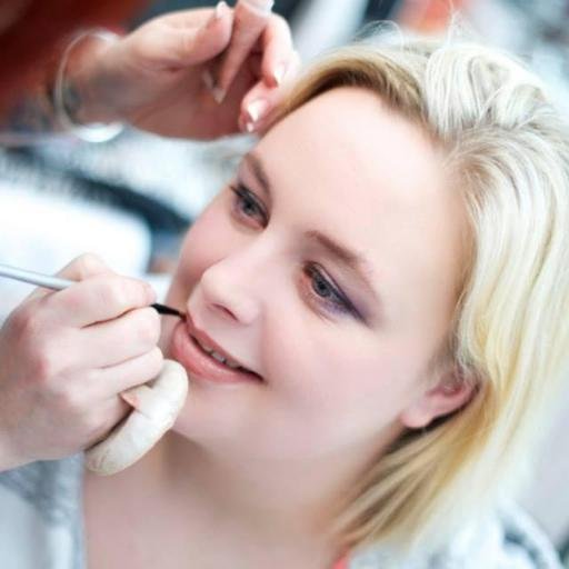 Freelance make up artist to the trade and real people. Passionate about faces, supporter of @LGFB, be the best you can be - feel the best you can feel. MGBT.