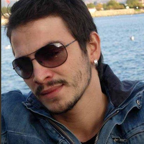 Hayattan tekme yemiş adam
İletişim: forevercikolota@gmail.com