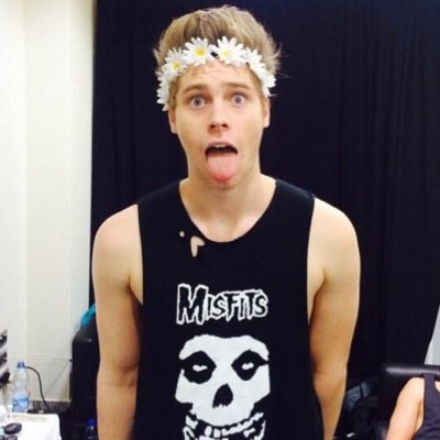 FOLLOW @slayxnarry PLS. YOU'LL LIKELY GET A FOLLOW BACK!!