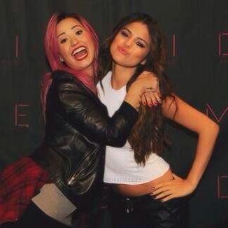 Source francais sur selena et demi ! vous trouverez tous sur ces 2 merveilleuses fabuleuses et talentueuses chanteuses et actrices
